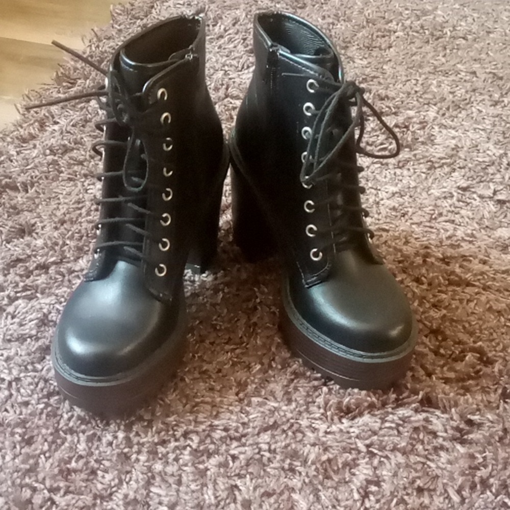Soda Volume - Lug Sole Chunky High Heel Fashion Ankle Boot Lace up w/Side Zipper